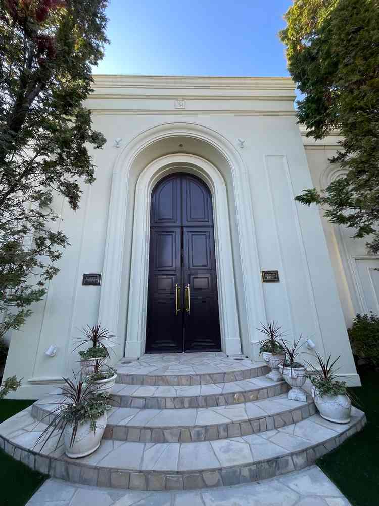 会場へ入る前にとても大きな扉がありました。現実と非現実を隔てることができると思いました。