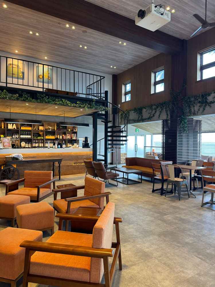 ゲスト待合室は、天井が高くカジュアルな雰囲気だった。また、限定のカクテルも多数揃えている。