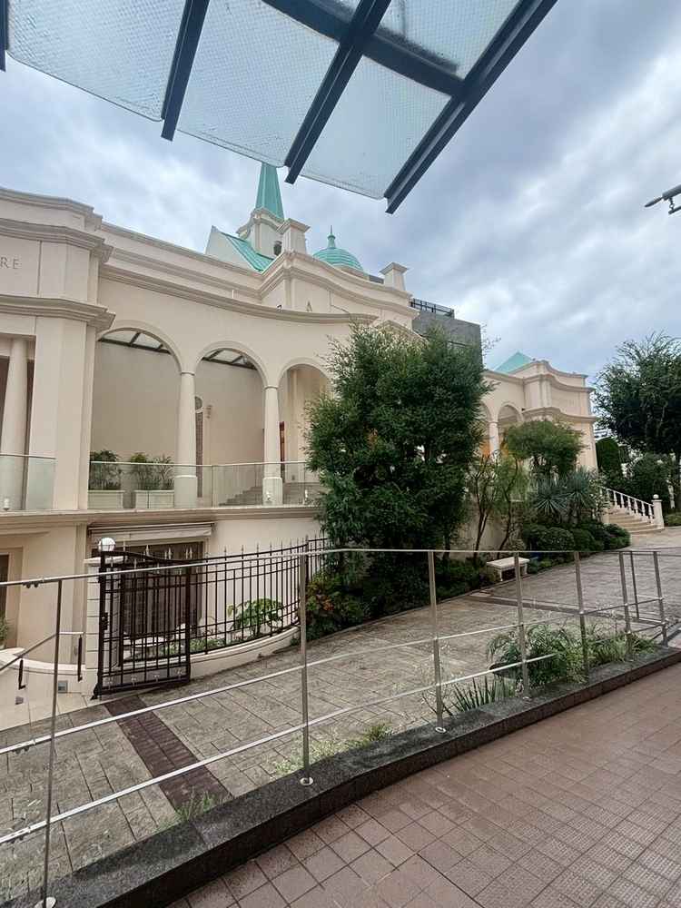 チャペルの外観が素敵で、道路と反対側にあるので雰囲気がテーマパークに近い