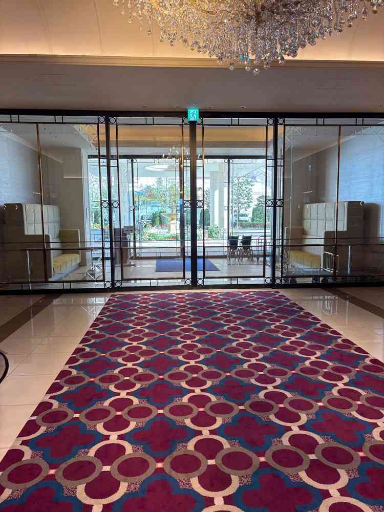 遠方ゲストの方も安心できるエントランスに送迎バスと駐車場があり安心である。またエントランスが広い