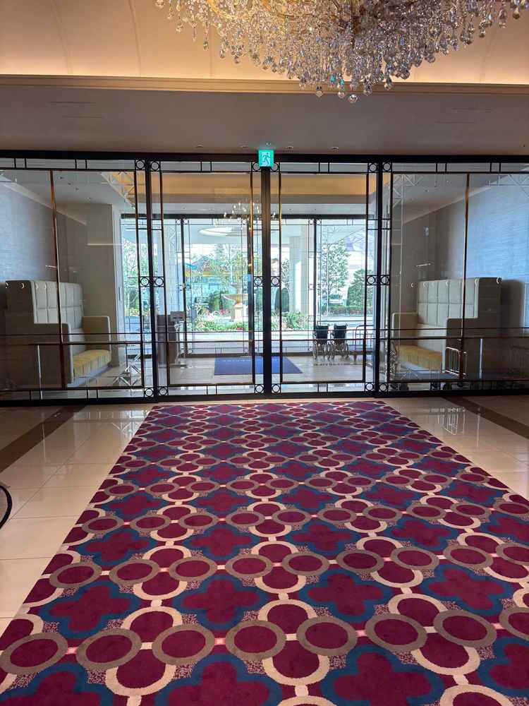 遠方ゲストの方も安心できるエントランスに送迎バスと駐車場があり安心である。またエントランスが広い