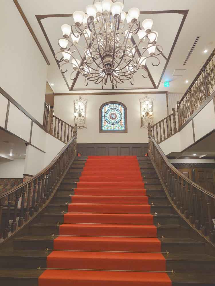 入口すぐの大階段の迫力に圧倒されました。この階段でウェディングドレスの写真を撮りたいと思いました。