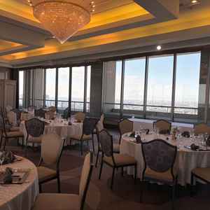 披露宴会場。高層階で窓も大きく、眺めの開放感は素晴らしいです。