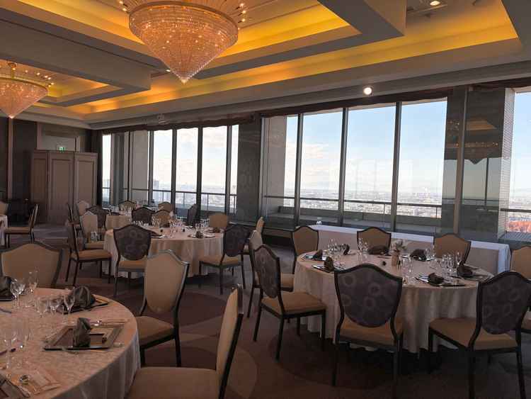 披露宴会場。高層階で窓も大きく、眺めの開放感は素晴らしいです。