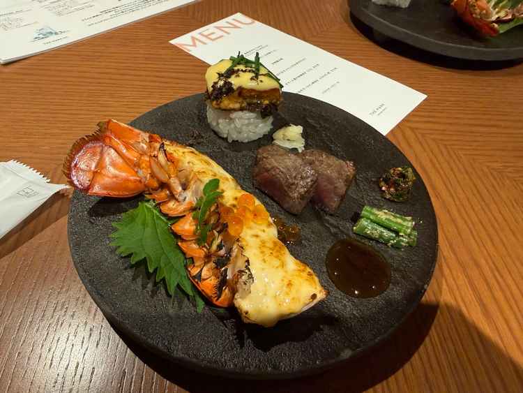 お料理② うなぎのお寿司、ステーキは黒毛和牛を使っていたり、高級感があります。