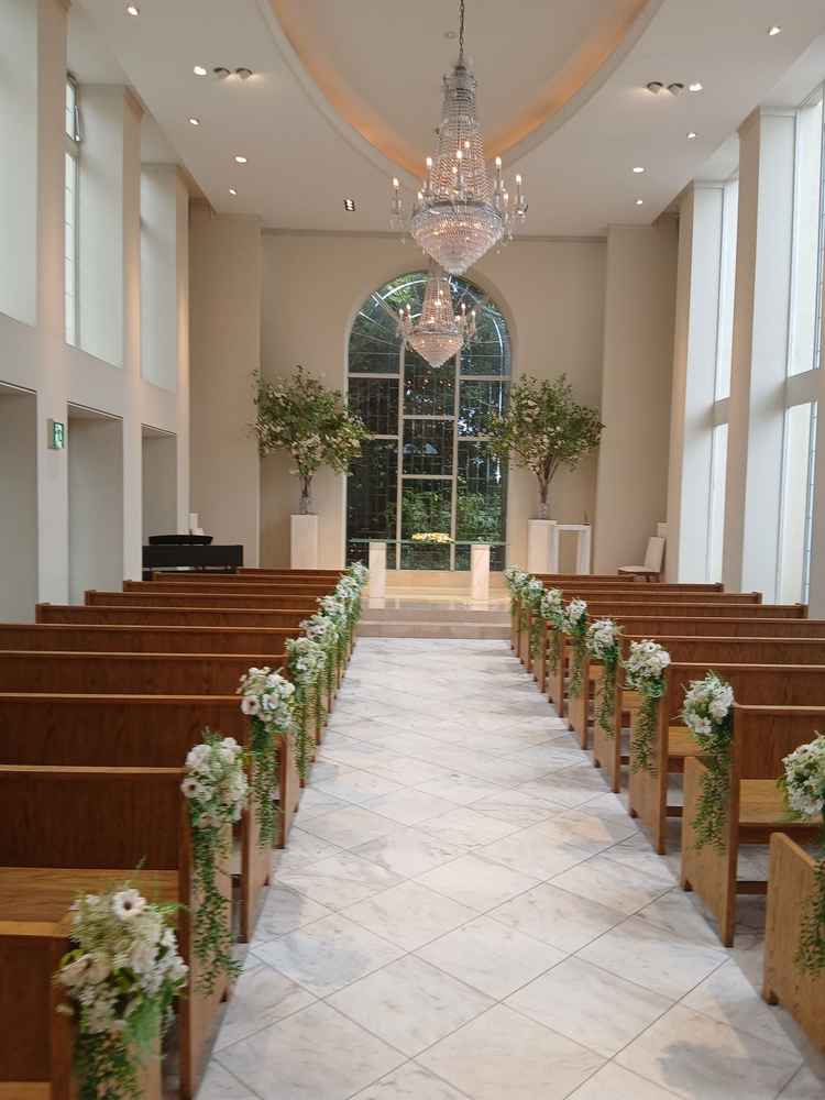 チャペルです。式場の方が式当日をイメージして、扉を開けてくれました。窓から見える沢山の緑が良いです。