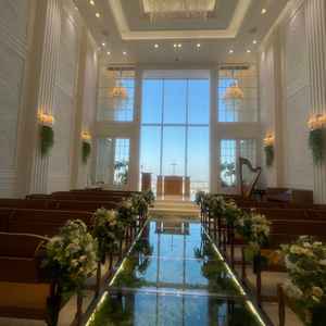 ゲスト側からみたチャペル写真。19階の景色が美しく、バージンロードも反射鏡のように幻想的でした。