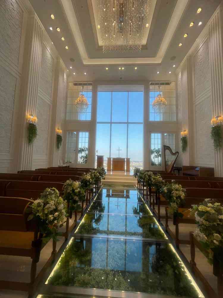 ゲスト側からみたチャペル写真。19階の景色が美しく、バージンロードも反射鏡のように幻想的でした。