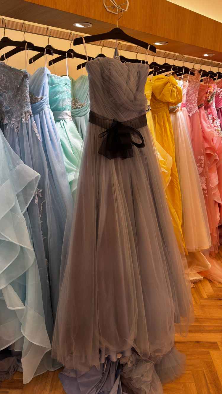 魅力あるカラードレスの数々。最低価格帯でも種類が豊富とのことで、予算に合ったご提案をいただけました。