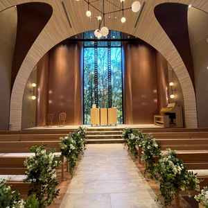 挙式会場。新郎側新婦側のゲストの感覚が取れているので、道幅が広くてドレスも綺麗に通れそう