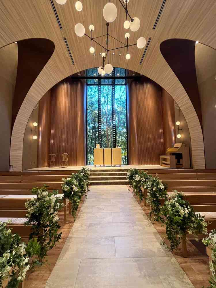 挙式会場。新郎側新婦側のゲストの感覚が取れているので、道幅が広くてドレスも綺麗に通れそう