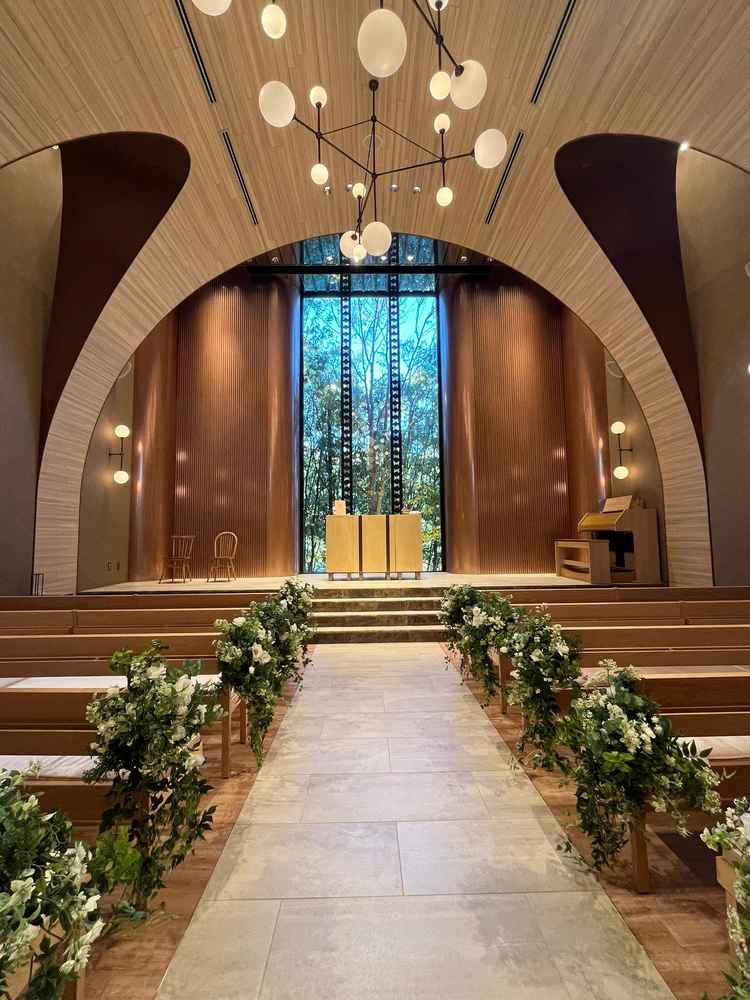 挙式会場。新郎側新婦側のゲストの感覚が取れているので、道幅が広くてドレスも綺麗に通れそう