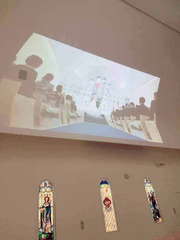 チャペルの上部(左右)にてムービーを流す事が出来、フェアで見ても感動した。