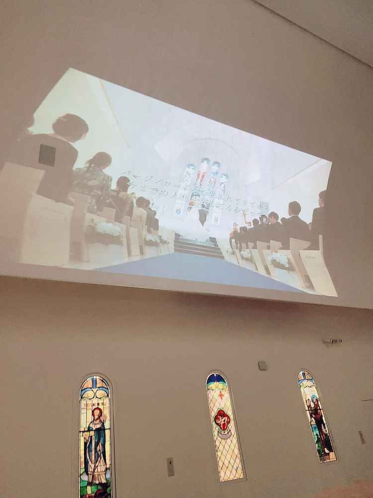 チャペルの上部(左右)にてムービーを流す事が出来、フェアで見ても感動した。