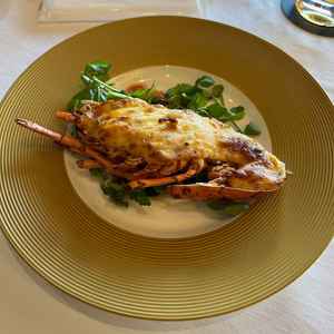 試食その①　オマール海老のテルミドール　フレッシュトマトのソースと共に