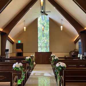 挙式会場です。どんぐりの木が中央に見えます。