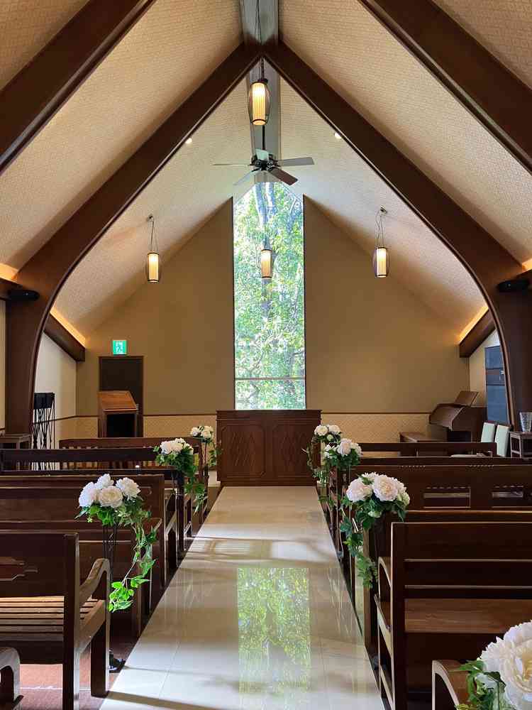 挙式会場です。どんぐりの木が中央に見えます。