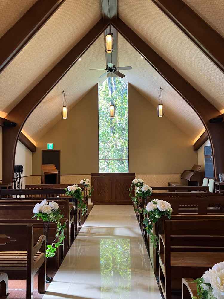 挙式会場です。どんぐりの木が中央に見えます。