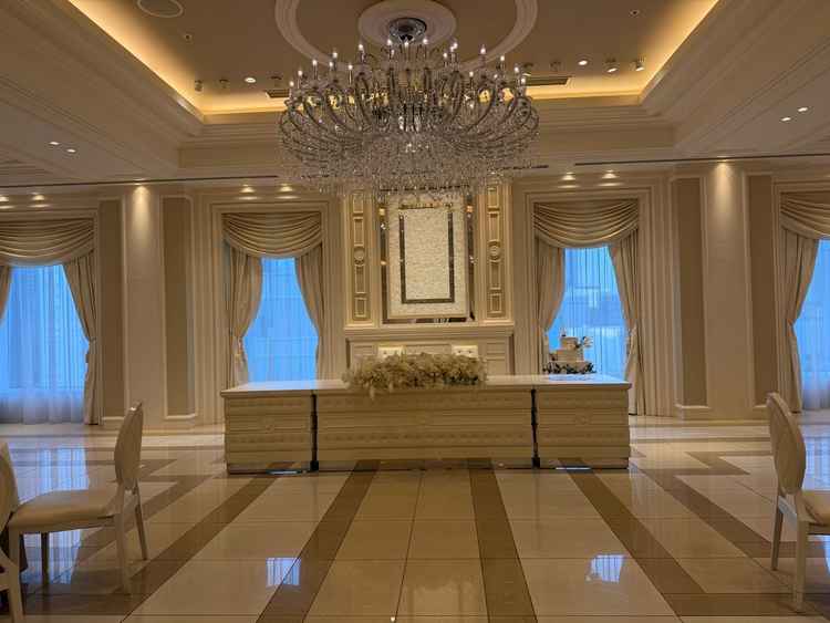 披露宴の会場。白を基調とした綺麗な会場で、写真映えすると思った。