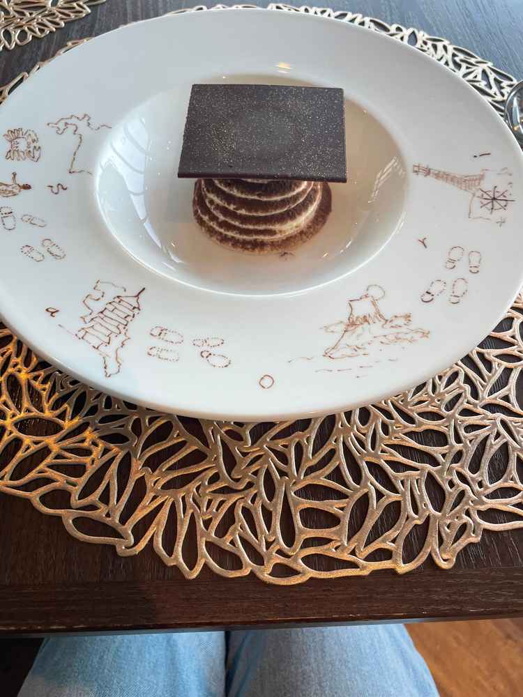 デザート。サプライズでプレートに2人の出身地や思い出の地を描いてくれました。