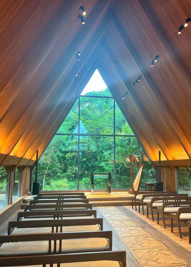 入った瞬間に木の香りが香る、落ち着いた空間です。写真を撮る際に逆光にならないよう設計されているよう。