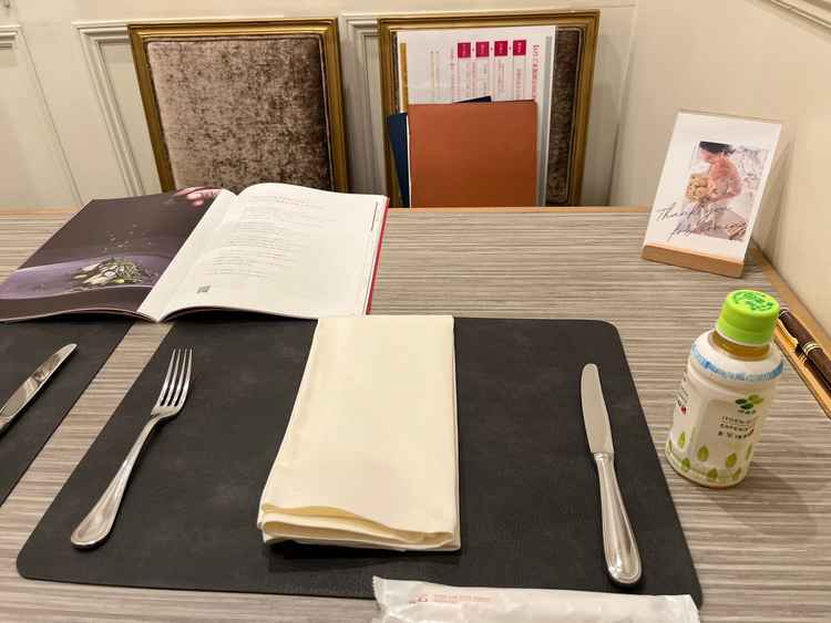 試食会のおしぼり・ナプキン・ナイフフォークをセッティングした様子。おしぼりは厚手タイプで使いやすい。