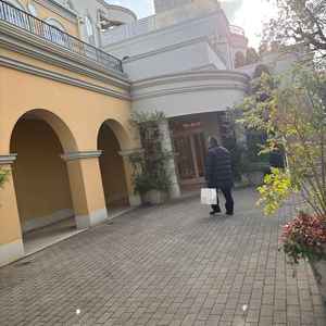 入り口を入ってすぐの外観