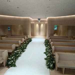 チャペルの壇上からみた景色。当日参列する友人のイメージがつきました。