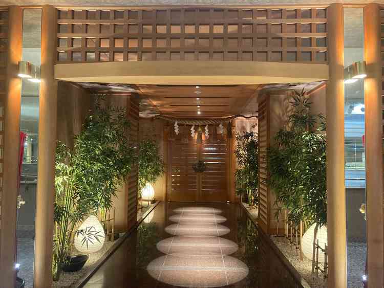 神前式のためのホテル内の神社入り口。雨の日でも天気を気にせずできるのがありがたいと思いました。