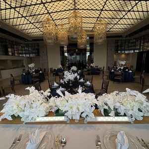 1番気に入った会場。鳥かごのシャンデリアがファンシーですがスタイリッシュでした。