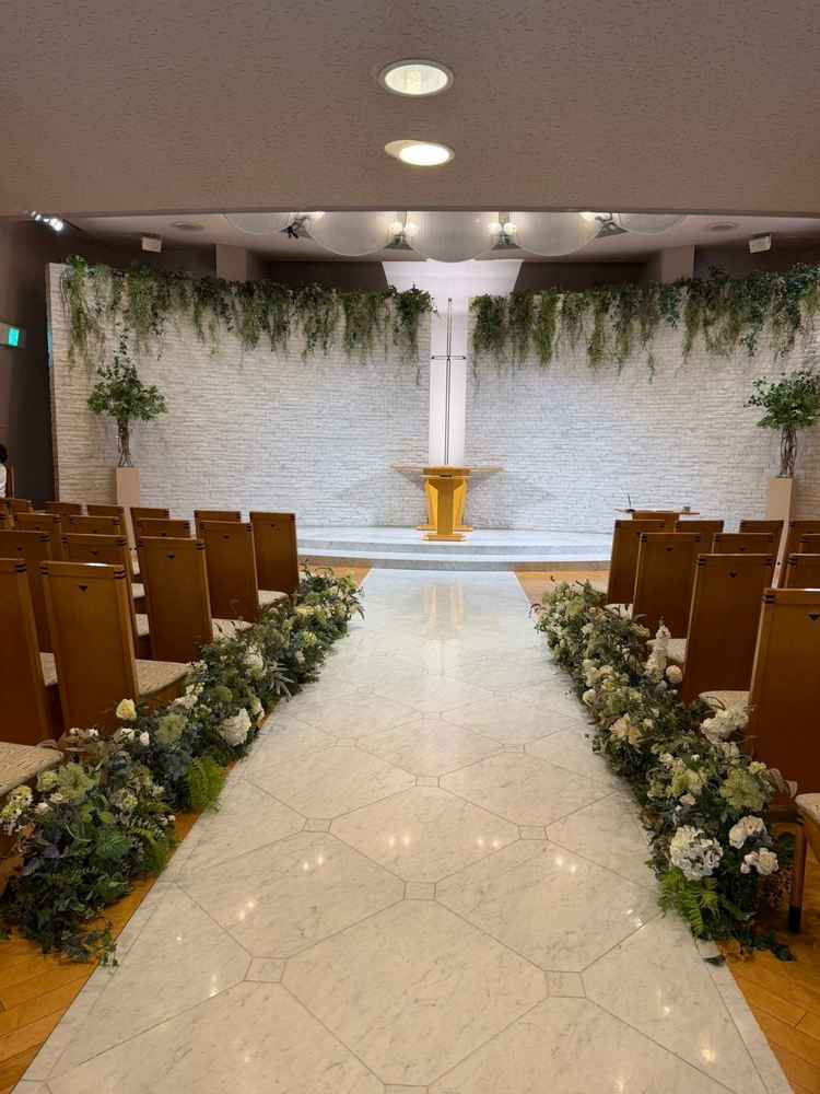 チャペル。天井は高くなってなっており、写真よりも広い印象を受けた。バージンロードは短かった。