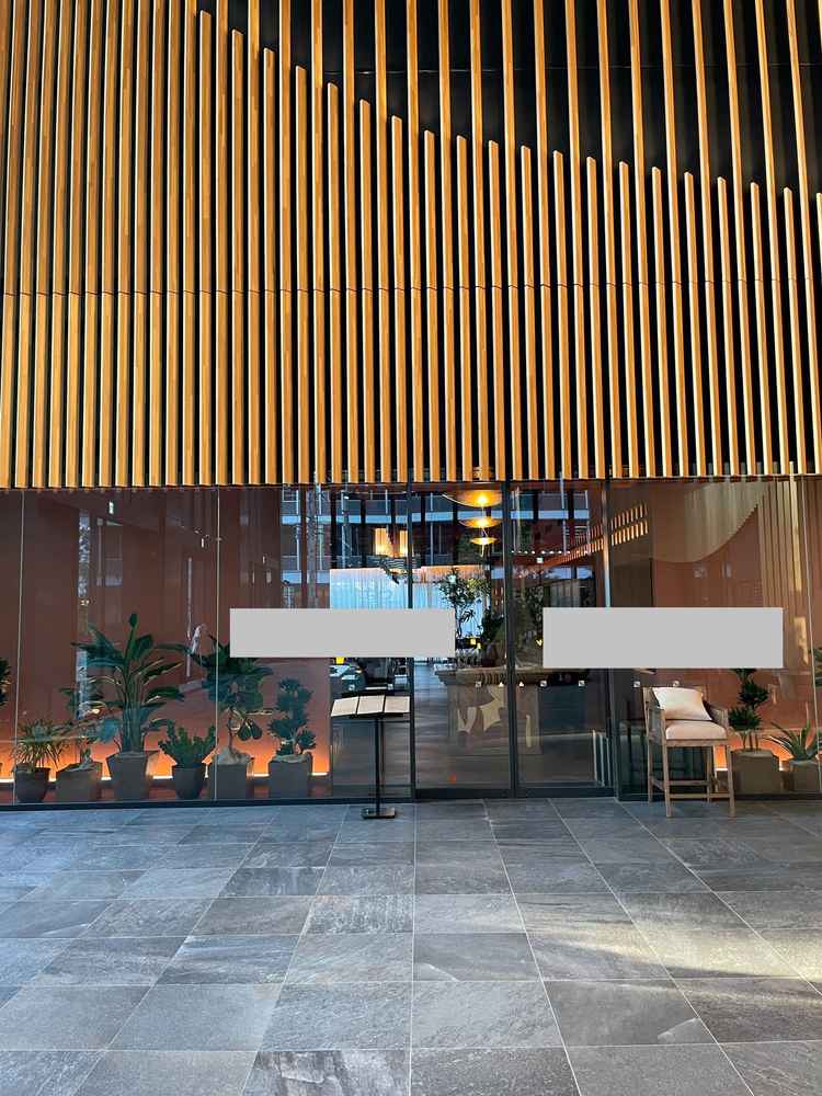 披露宴会場受付の外観(第三者が特定できないようにステッカーにて加工)