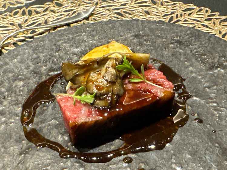 試食会場にて　メインの肉料理をいただきました。ソースには鰹節が使われております