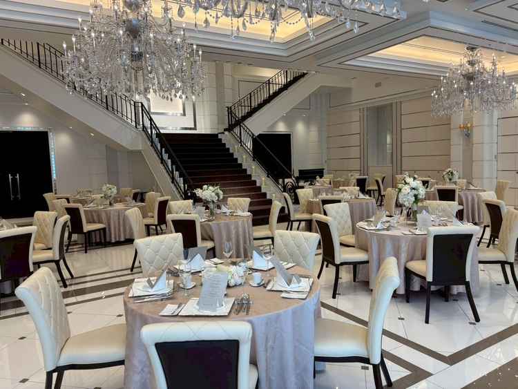 披露宴会場（新郎新婦は階段上から降りてくる）