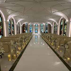 ステンドグラスが素敵な挙式会場