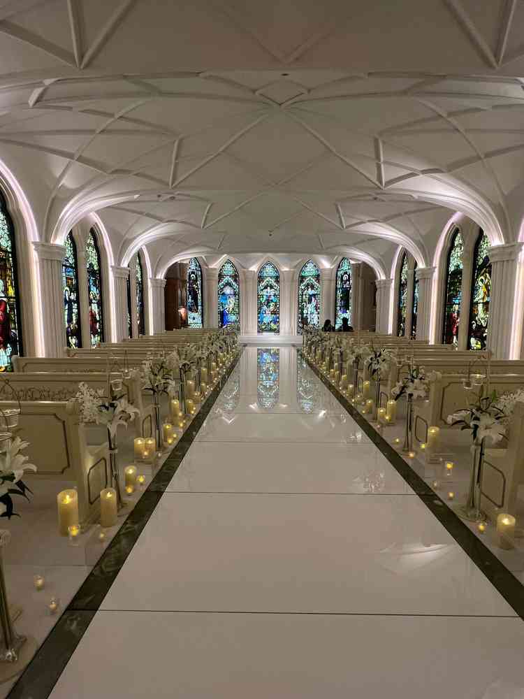 ステンドグラスが素敵な挙式会場