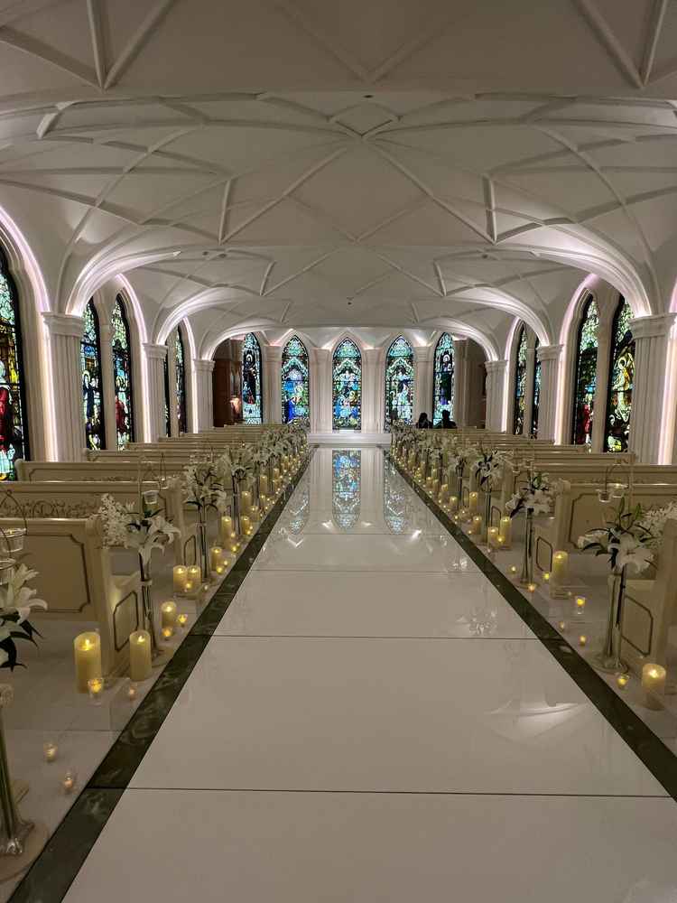 ステンドグラスが素敵な挙式会場