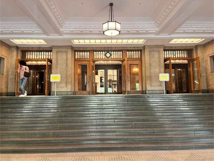 挙式もできるエントランス。少し狭いかなと思ったが80名座れる。（それ以上の場合は立ち）