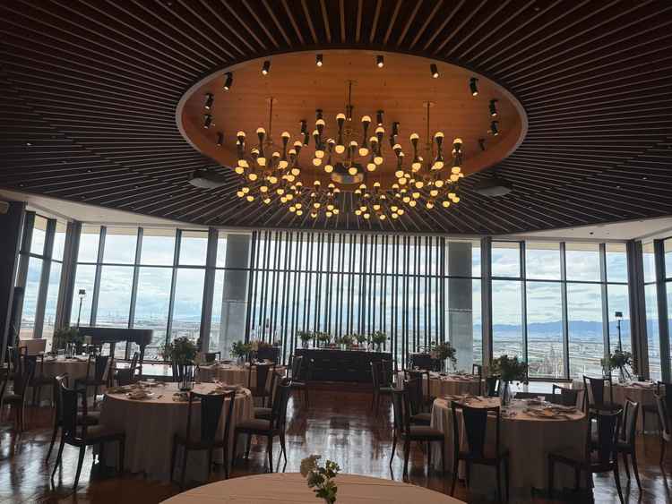 披露宴会場は大人っぽいシックなイメージだった。後ろの窓からはUSJが見える。