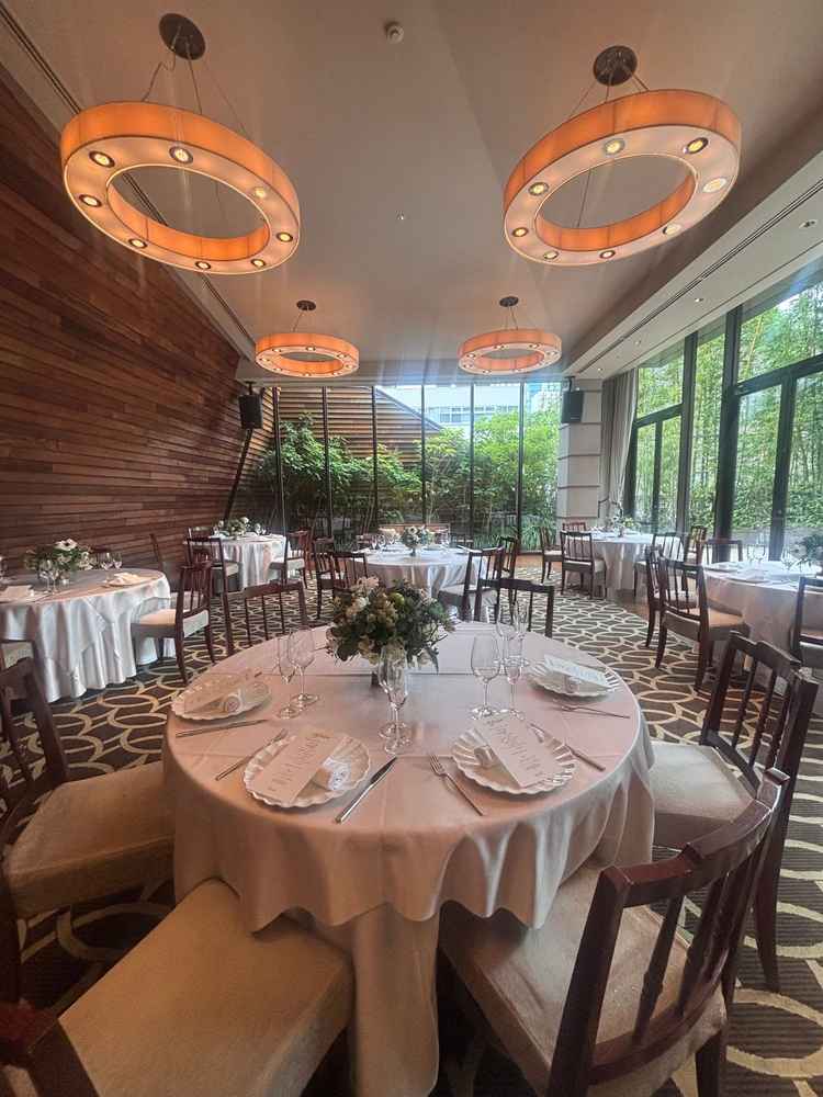 披露宴会場を後ろ側から撮った写真