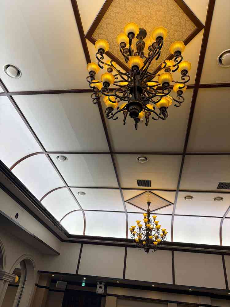 披露宴会場の、シャンデリアです。大正ロマン感があります。好みは分かれそうです。