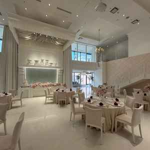 白基調の披露宴会場。広さもちょうどよく階段が素敵。