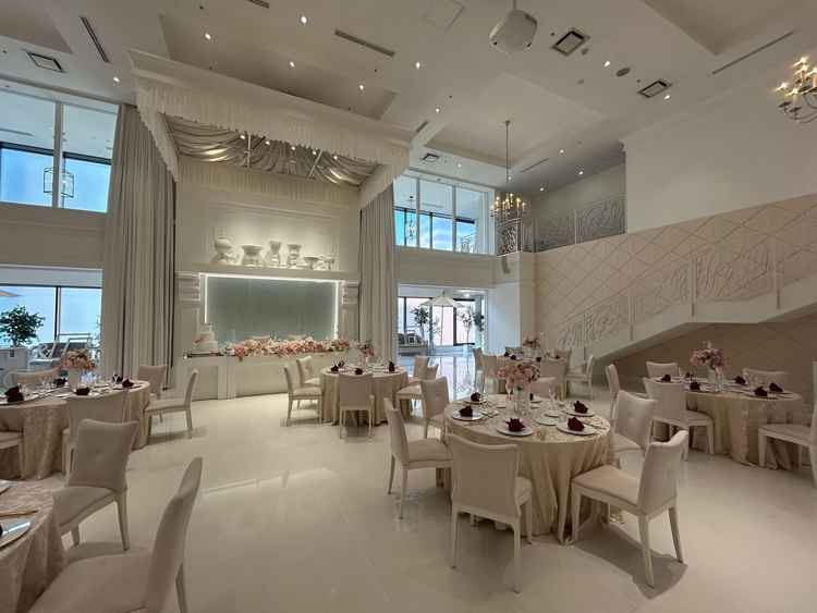 白基調の披露宴会場。広さもちょうどよく階段が素敵。