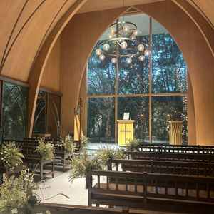 チャペル。お姫様系の会場で一つ目よりお気に入り。高級感があって1番ギャップがあった。