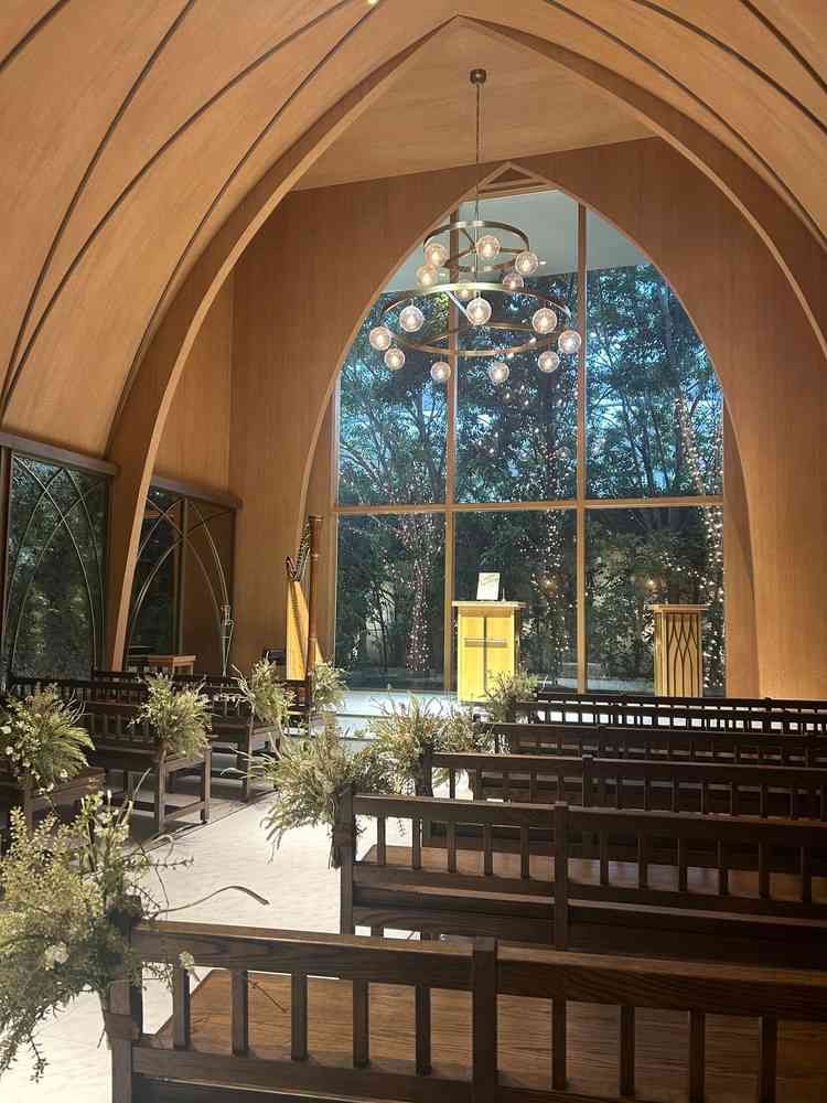 チャペル。お姫様系の会場で一つ目よりお気に入り。高級感があって1番ギャップがあった。