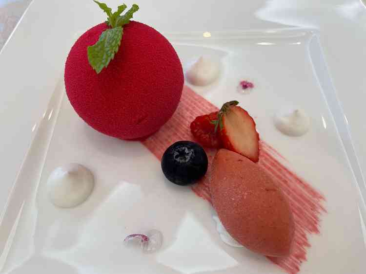 球のような形のデザート。シェフのこだわりが感じられた。