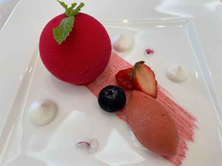 球のような形のデザート。シェフのこだわりが感じられた。