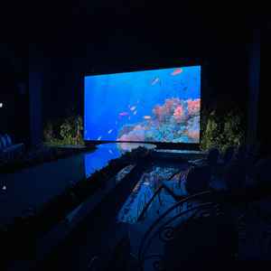 大きいプロジェクターがあるチャペルです。キリスト教式ではなく人前式というやり方で挙式を挙げるそうです