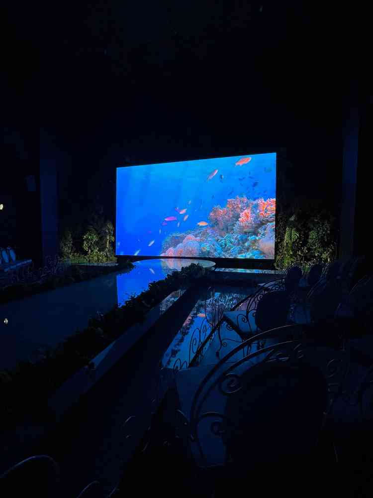 大きいプロジェクターがあるチャペルです。キリスト教式ではなく人前式というやり方で挙式を挙げるそうです