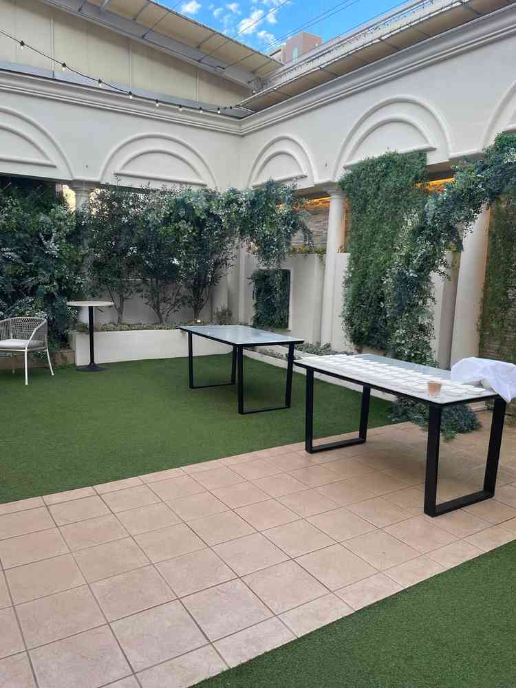 披露宴とつながっているガーデンスペース。全天候型で安心。ウェルカムパーティでみんなと楽しめそう。